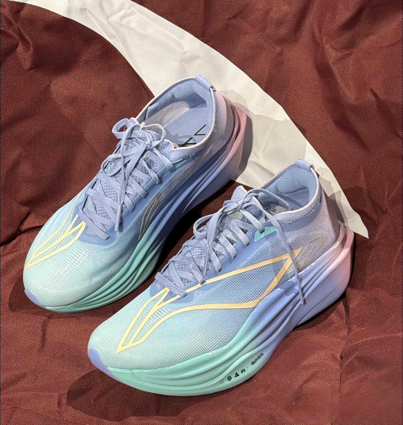 ขออนุญาตขาย 4 รายการ 1.Nike Vomero Plus ? 10us 28cm (44) ขาดกล่อง 