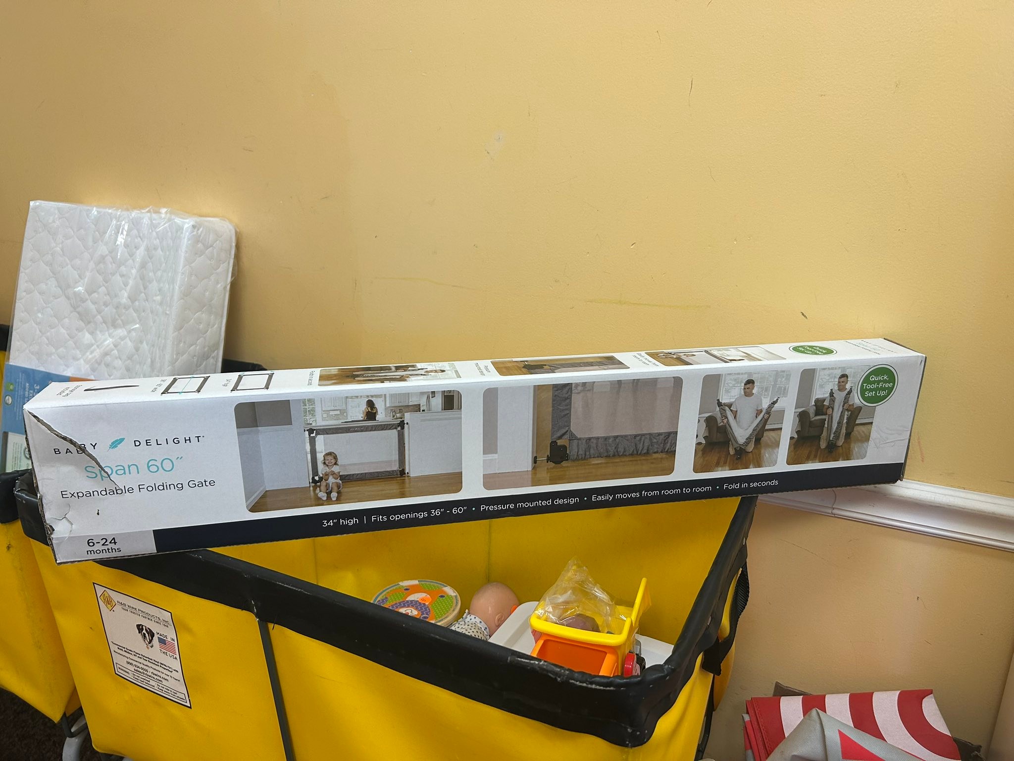 Baby delight, expanding folding gate. $20 display picture 1
