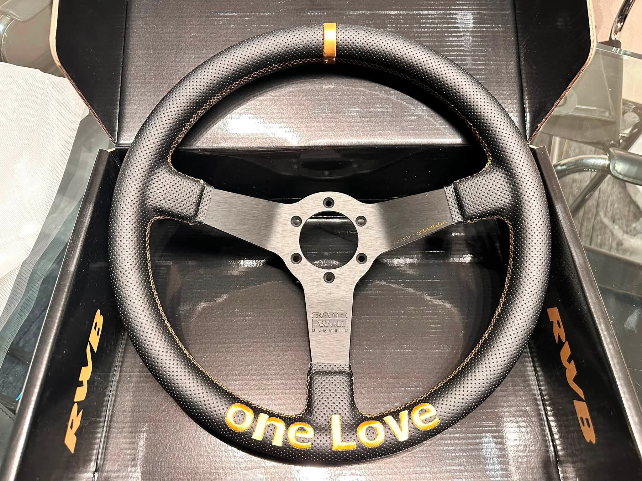 新！RWB RAUH-Welt Begriff ステアリング one Love 新しい、RWBの限定ステアリングが入りました。 ご希望の方は、ご連絡