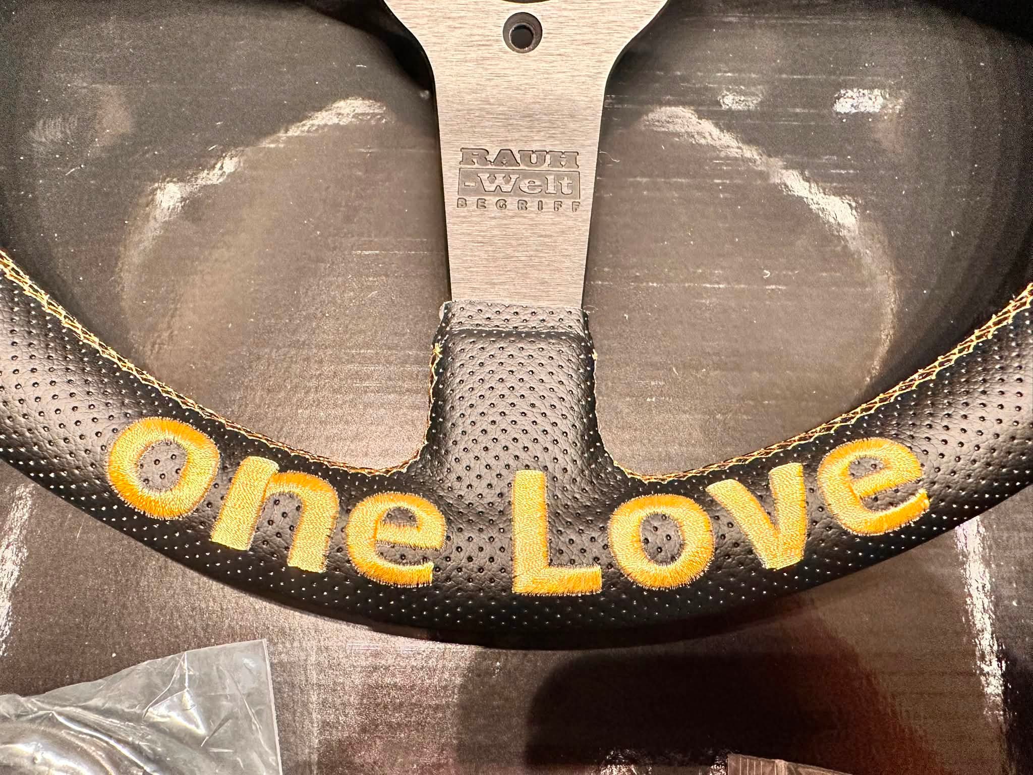 新！RWB RAUH-Welt Begriff ステアリング one Love 新しい、RWBの限定ステアリングが入りました。 ご希望の方は、ご連絡