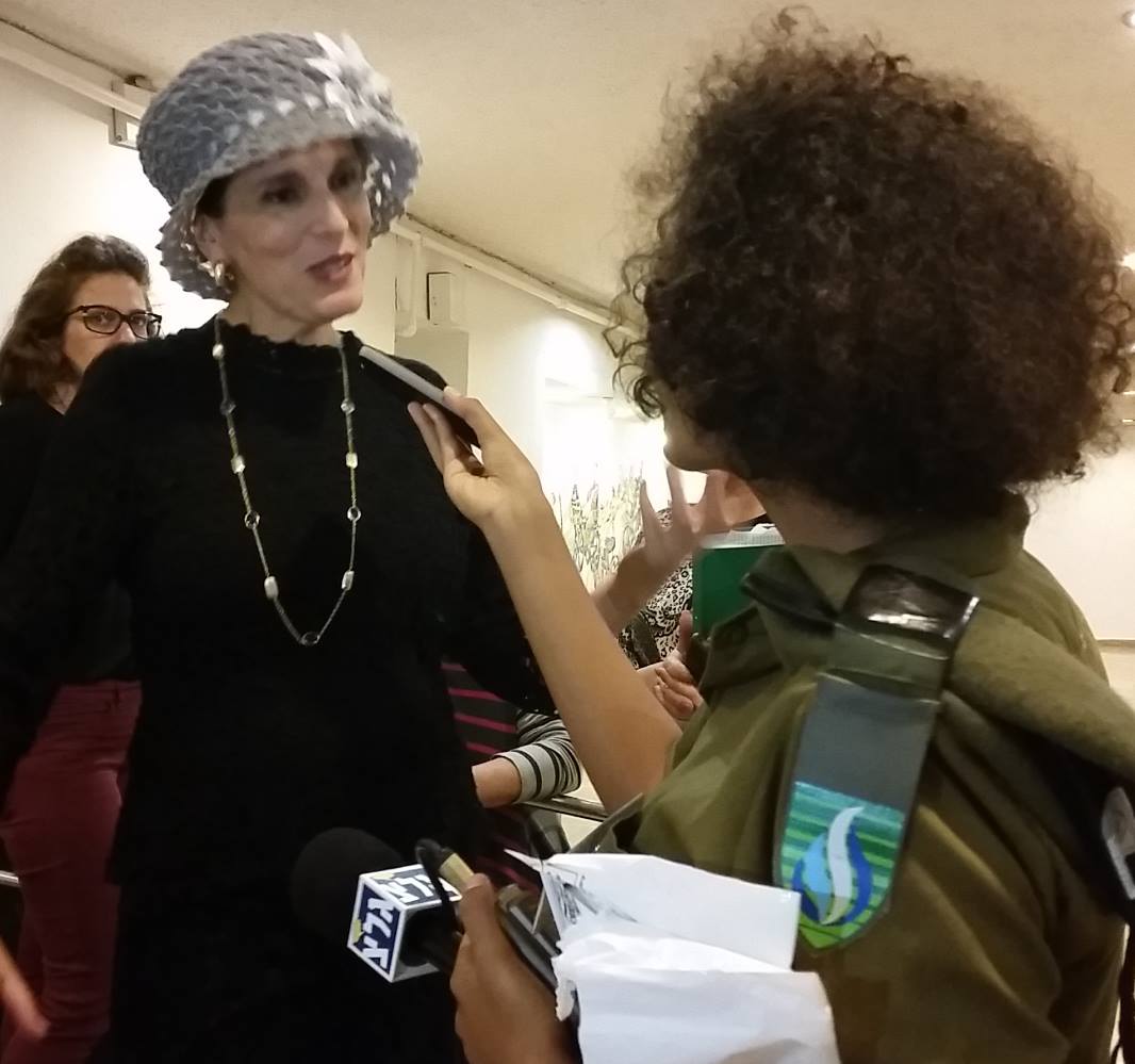 סיון - האולם הגדול של בנייני האומה מלא. אלפי נשים מחכות. הנהגת של ...