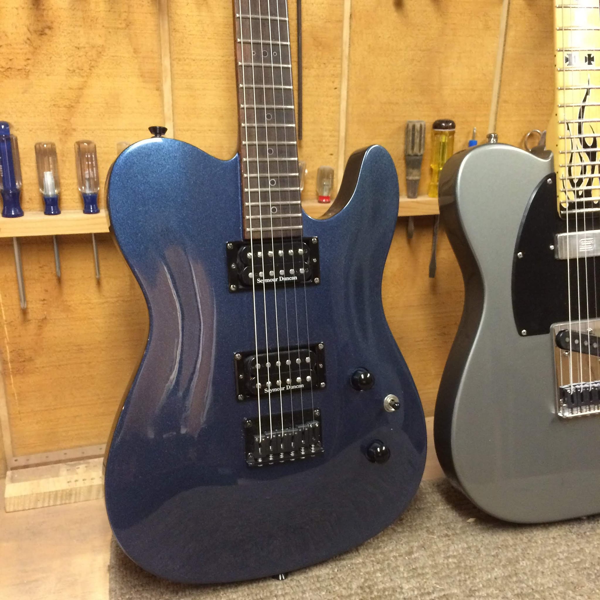 What is a Blackout Deluxe Tele guitar and what is it used for?
