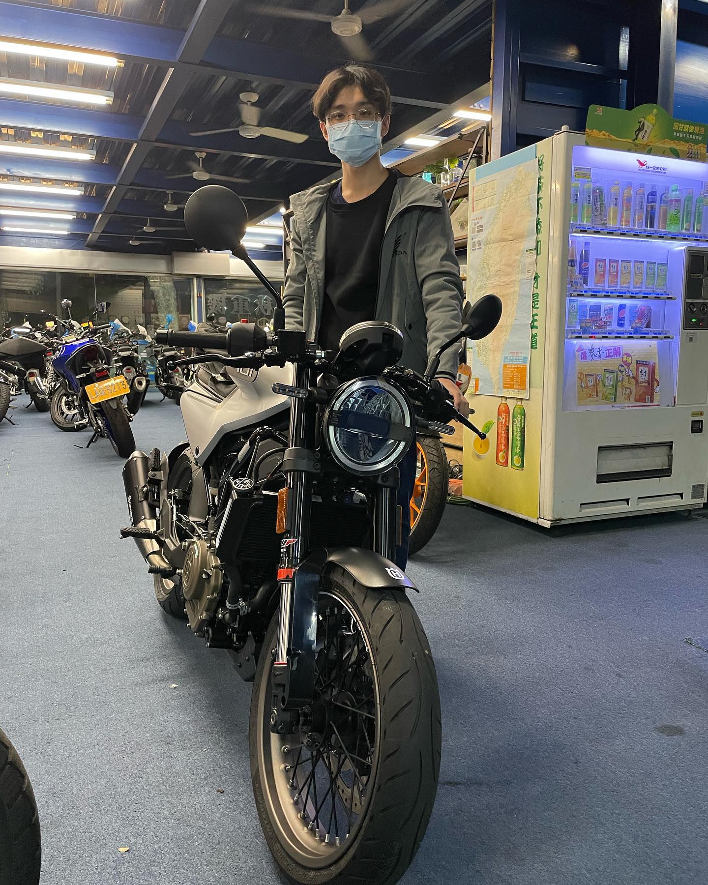 賣車的小凌 - 最帥的Husqvarna 白箭401頂配版交車啦🙏🏻🙏🏻 感謝黃先生的支持 想換Cafe racer...