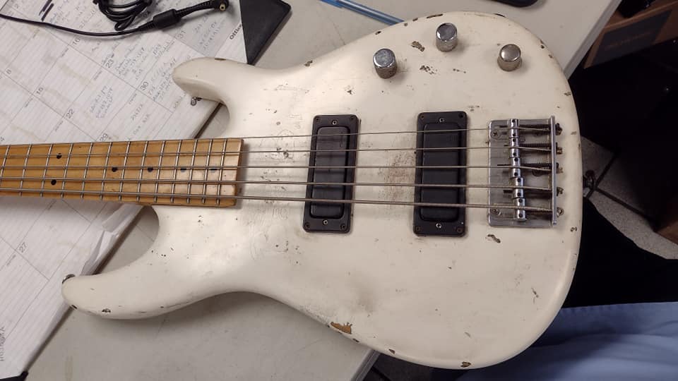 Restoration of a 1996/97 Peavey Combo 210TX bass amplifier