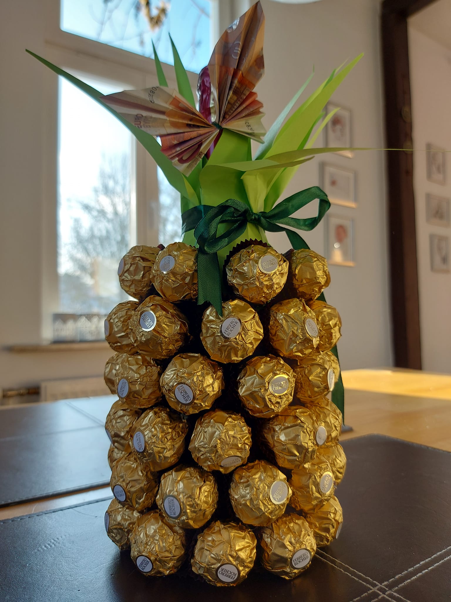 Geldgeschenk zum 40. Geburtstag 🍍 Sektflasche mit Ferrero Rocher als Ananas