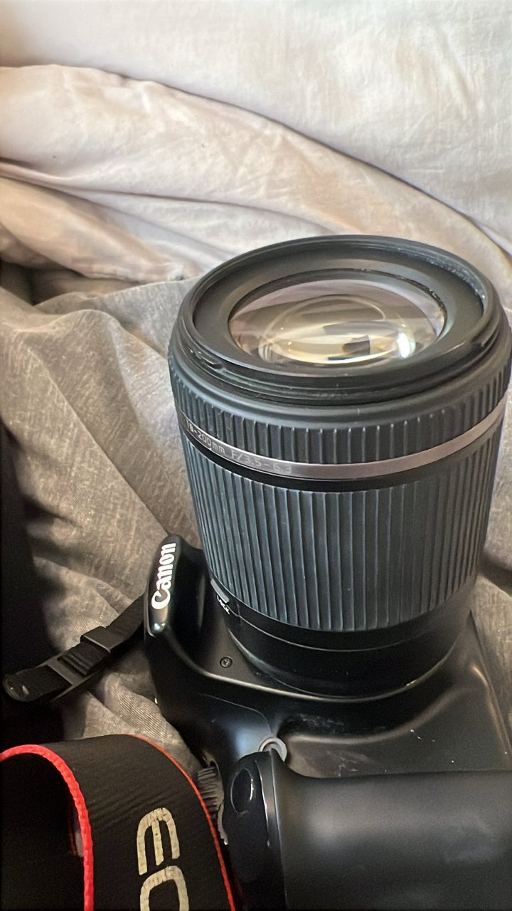 Tamron 18-270mm f/3.5-6.3 （Canon用） ISO 7x9 code 3 lens cover. Part number T02323. They can be red
