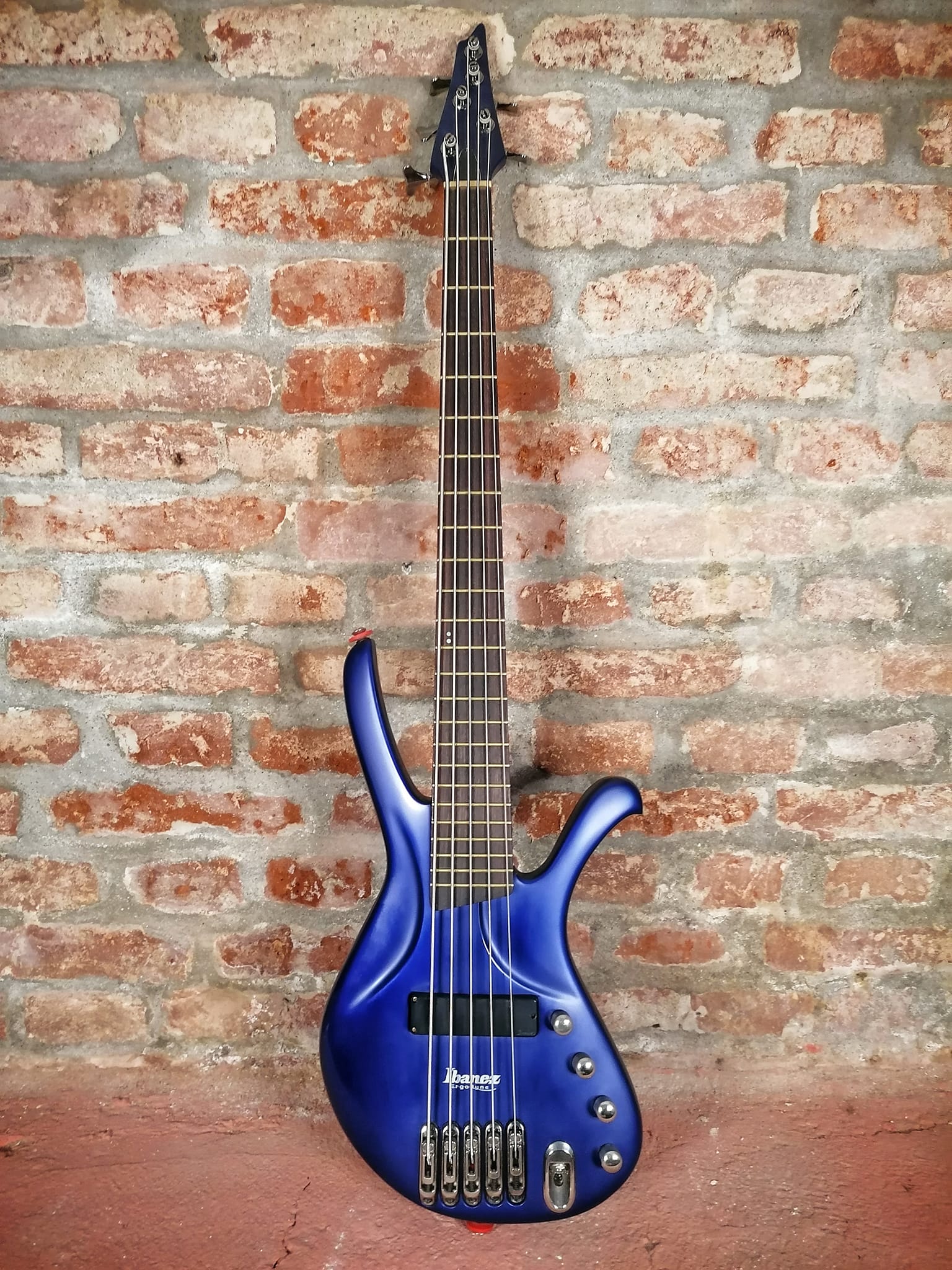 Ibanez EDA 900 bass guitar features and review
