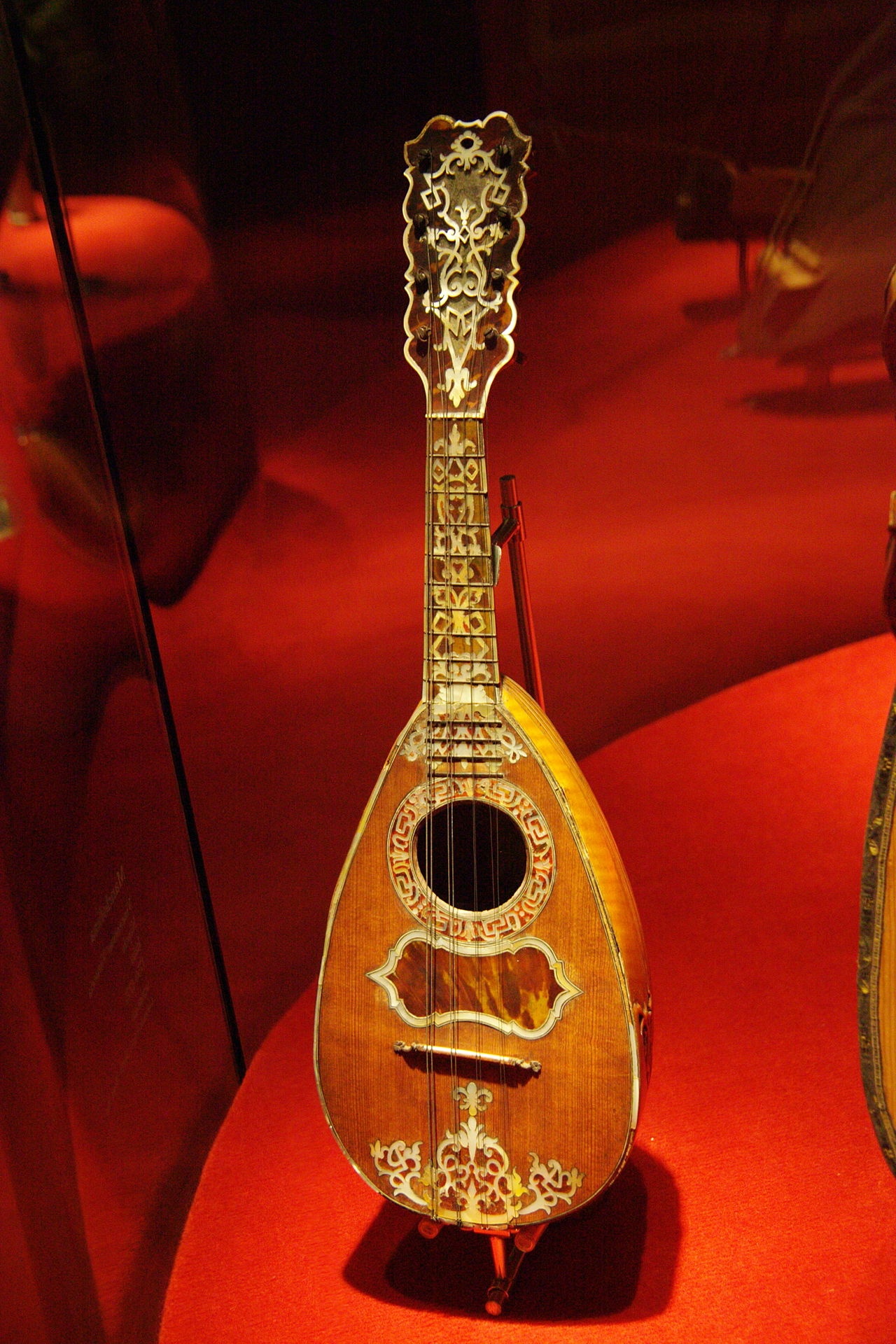 What is a Vinaccia mandolin with F.lli Vinaccia label?