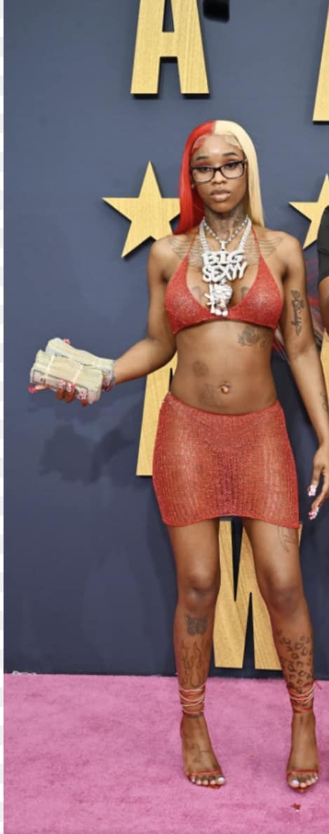 Sexy Red Makes Appearance at AMAs #AMAs2025