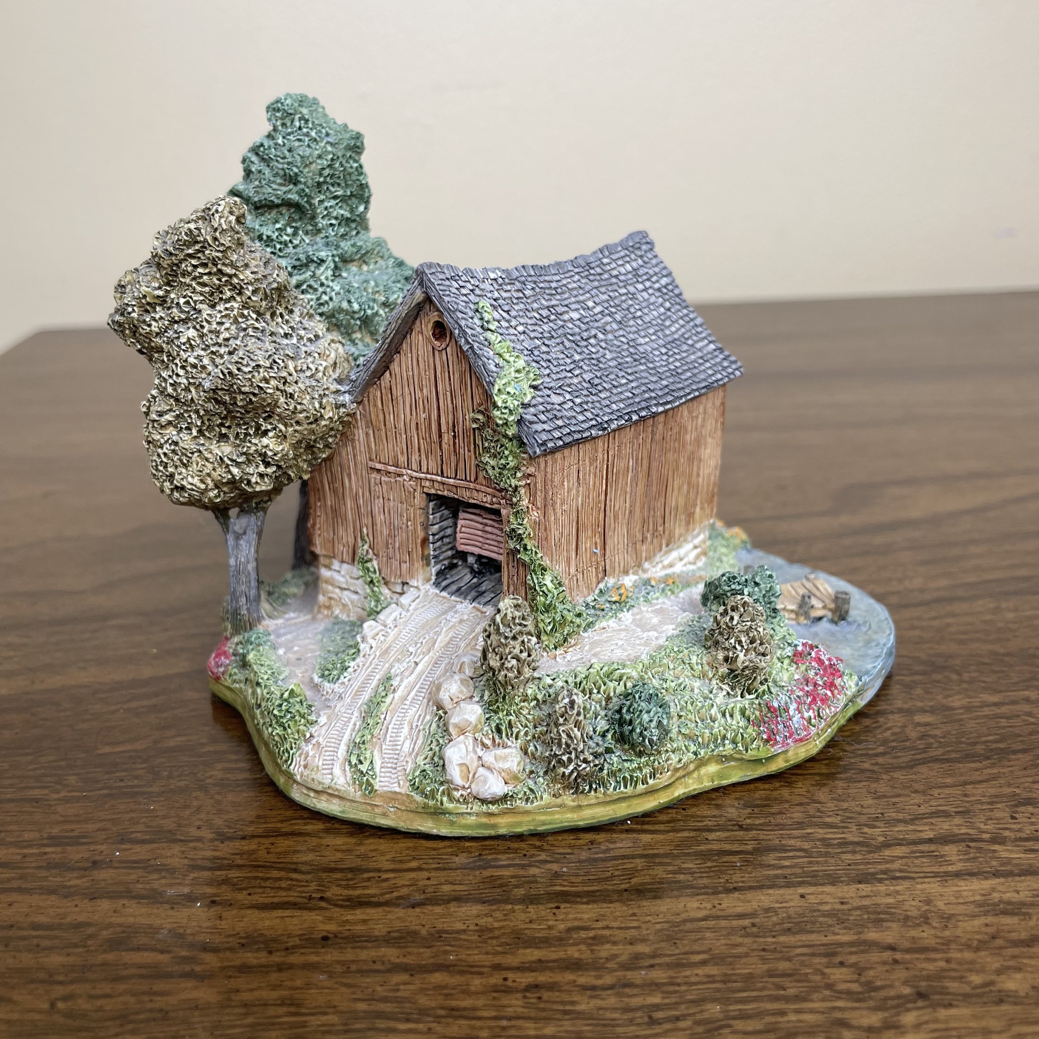What are Torpitt Lodge collectibles and souvenirs?
