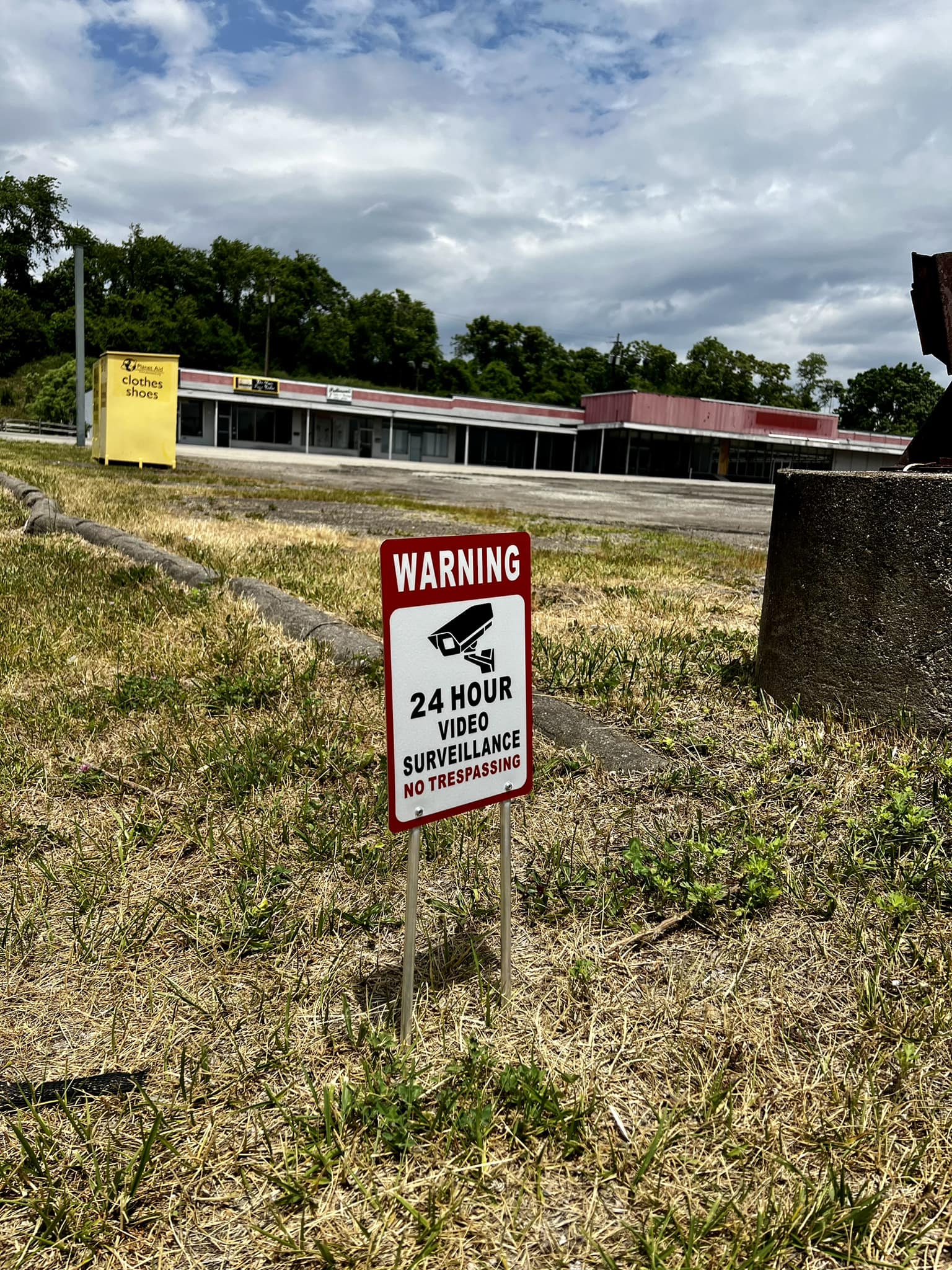 【中古】 ザ・ショッピングセンター Don't trespass at the abandoned Port Vue shopping center