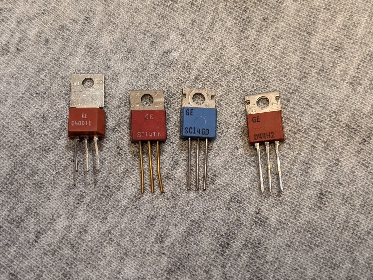Lot De 100 Transistors KM9016 NPN TO92 - Neufs, Composants électroniques