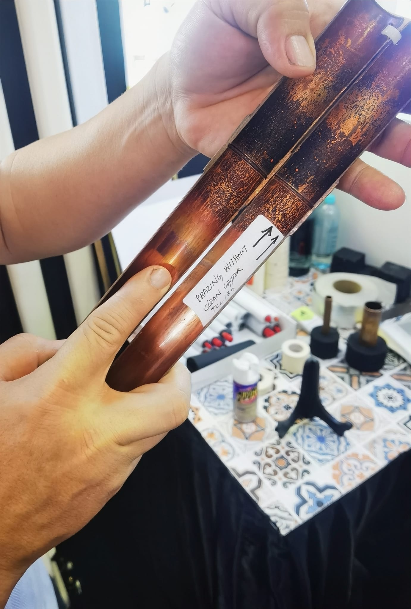 这是TOYO的新魔法东洋清洁铜！！ 将这种CLEAN COPPER 喷涂到铜管中可 