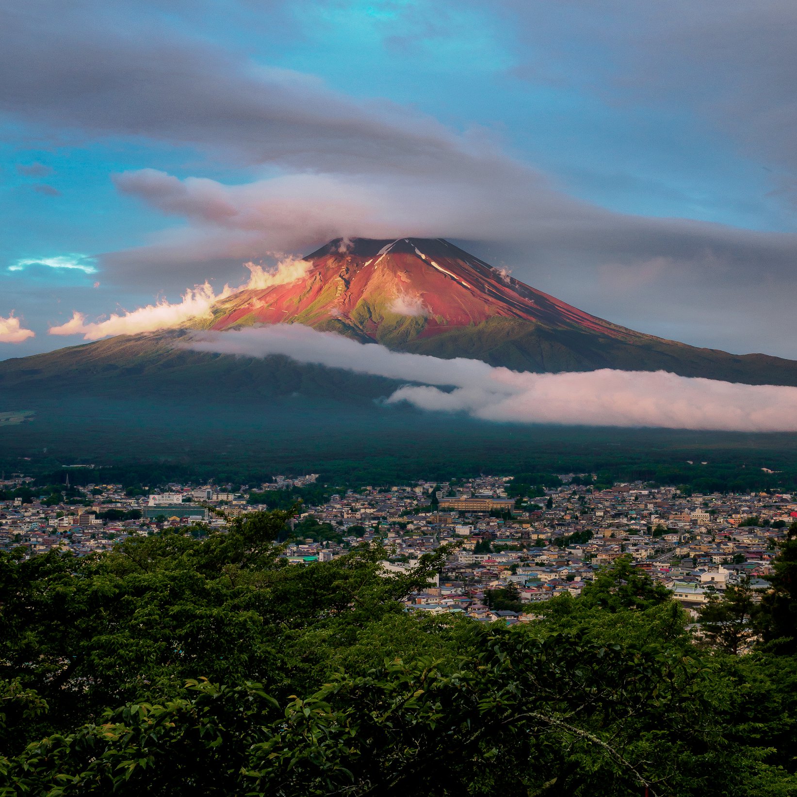 Red Mt. Fuji(赤富士) from Tama Lake(多摩湖) at dusk. Higashiyamato