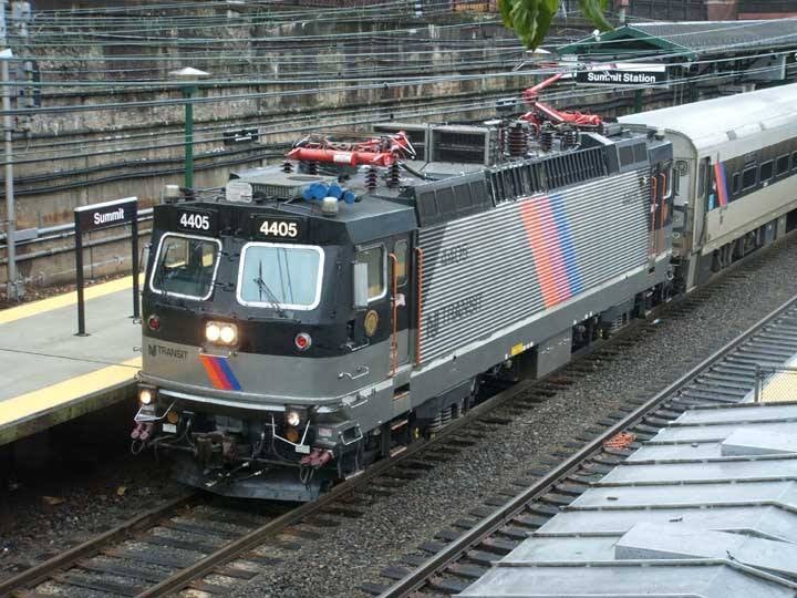 NJT ALP-44 #4405 at the passenger station in Summit, NJ 8/29/2006