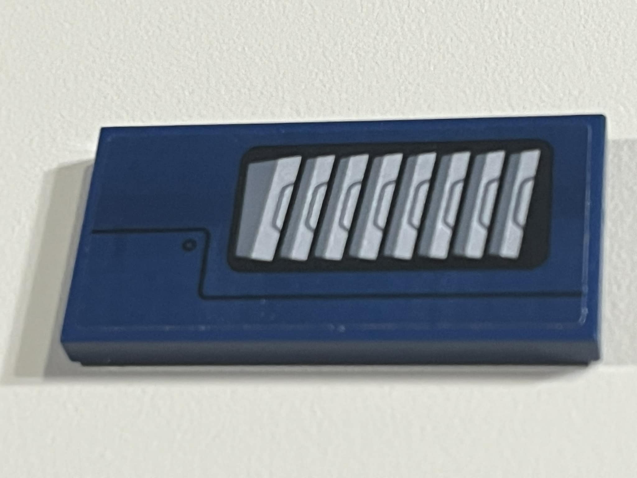 tyyyyさん専用 What is this stickered Lego piece on a 2x4 dark blue tile?