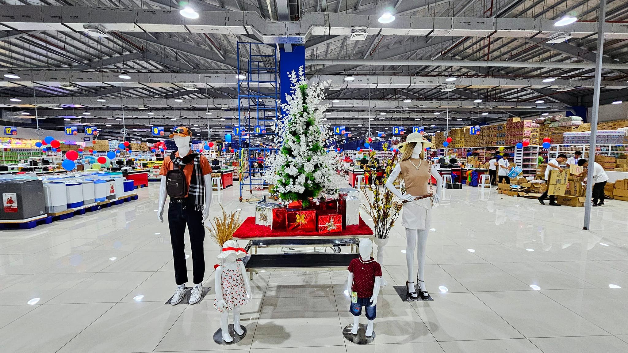 INSIDE THE DEPARTMENT STORE AND... - Here in Legazpi ALBAY | Facebook