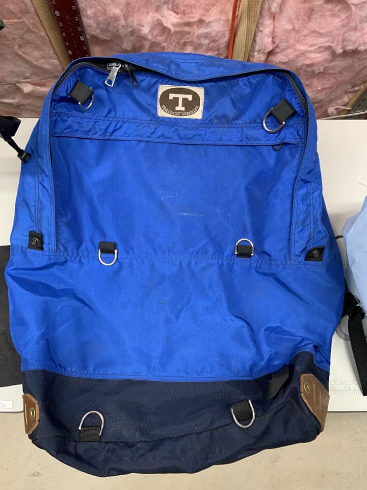 Cannondale bike bag with full length side pockets?