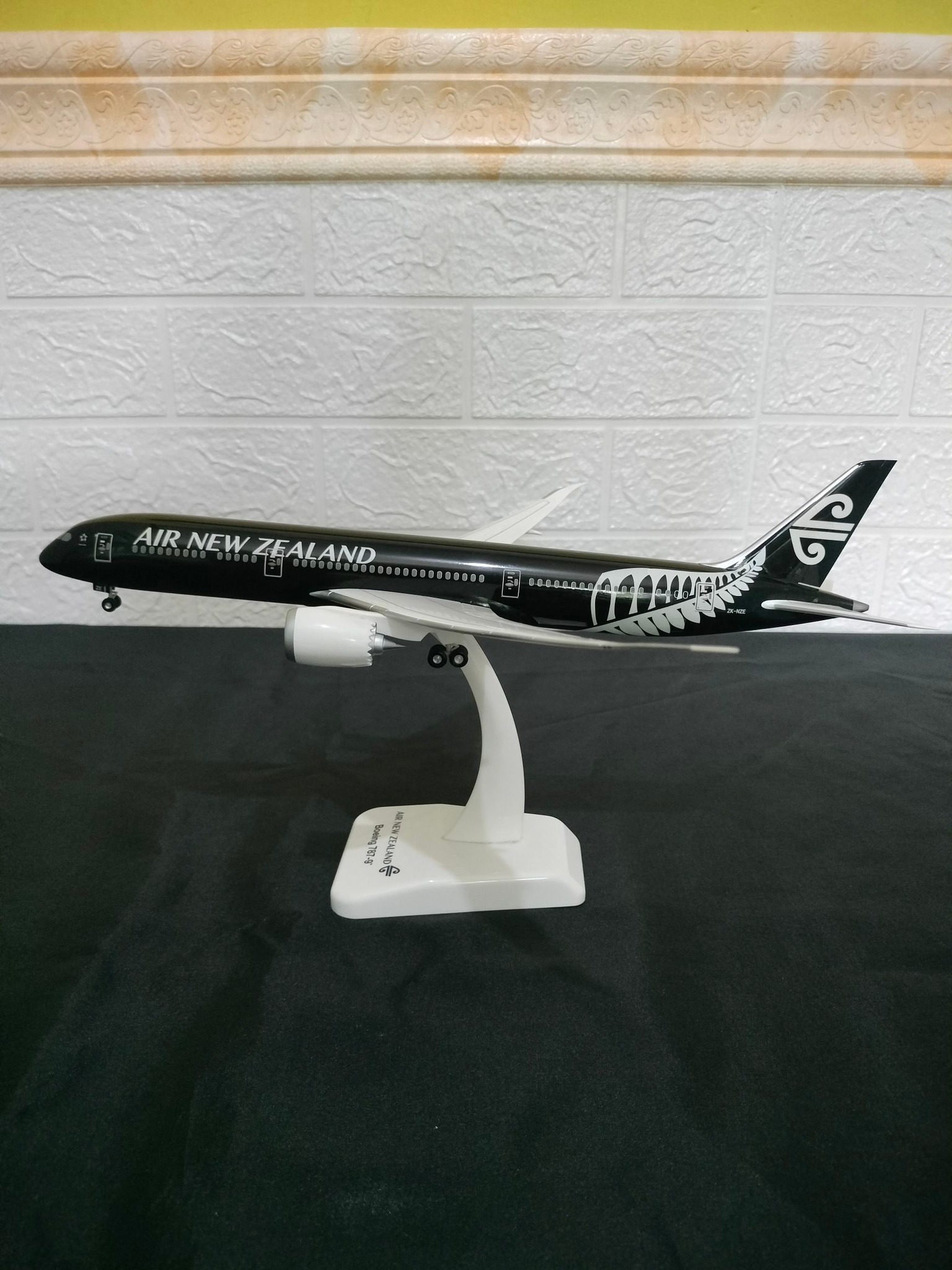 AIR NEW ZEALAND BOEING 787-9 ZK-NZE DREAMLINER ALL BLACK LIVERY