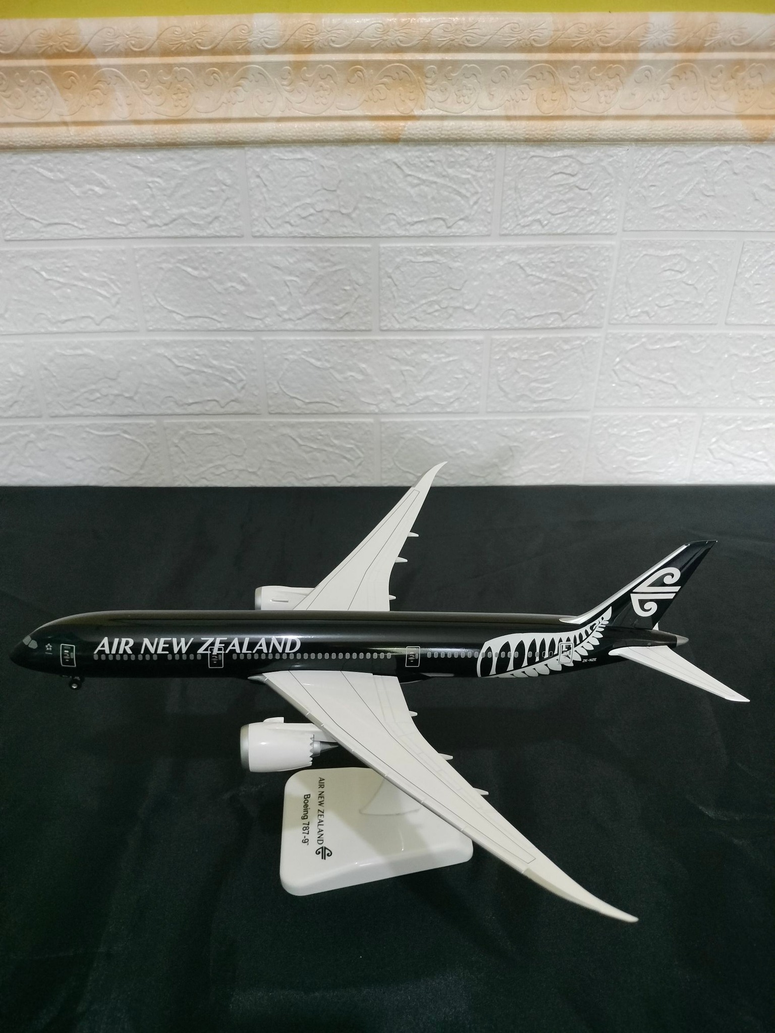 AIR NEW ZEALAND BOEING 787-9 ZK-NZE DREAMLINER ALL BLACK LIVERY