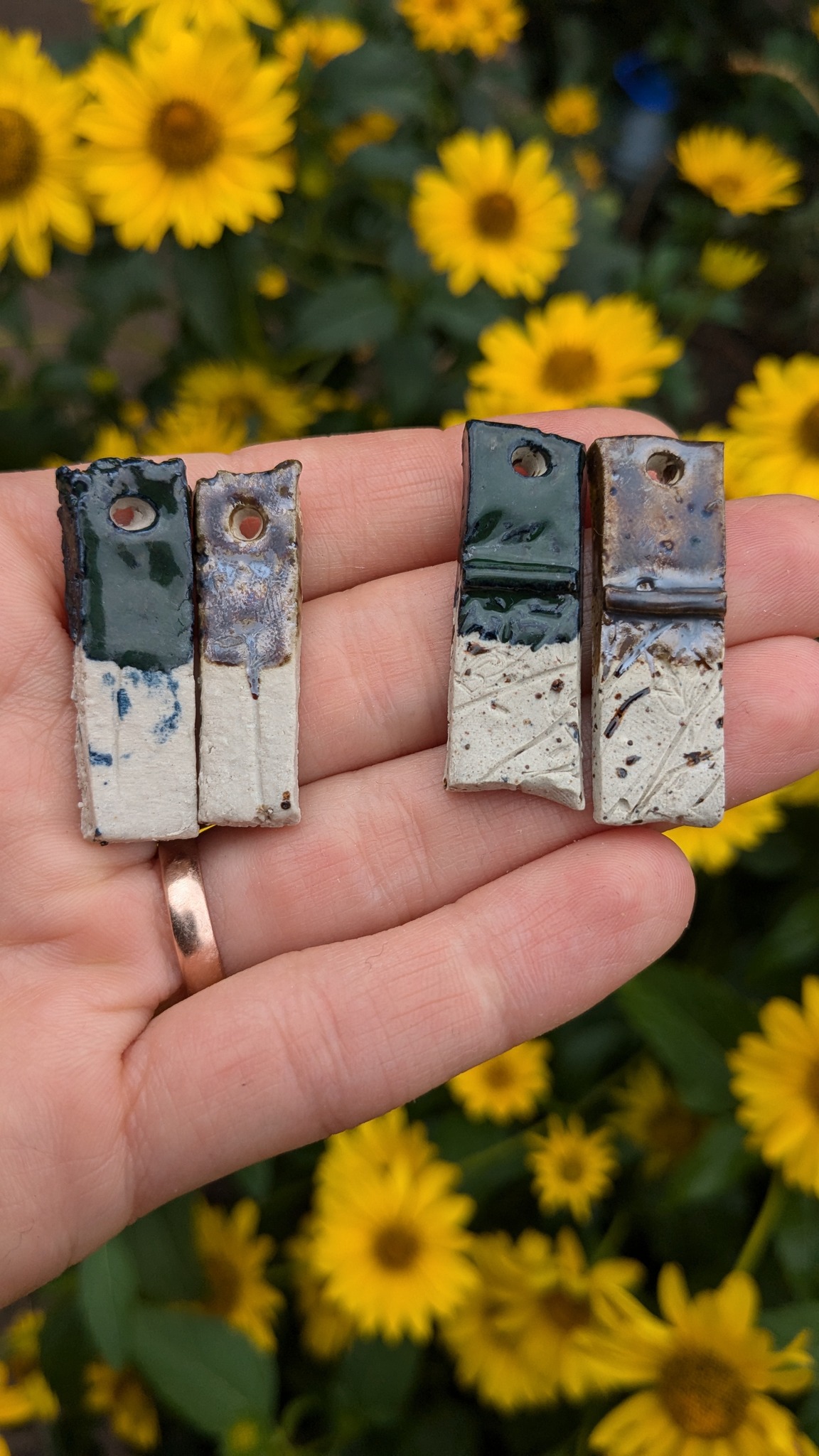 June Bug and Vintage Gold on grog clay (speckled and a white one),  temperature 1245 C°, 30 minute hold, open vents and peep hole. Lots of  layers, but no shine on June