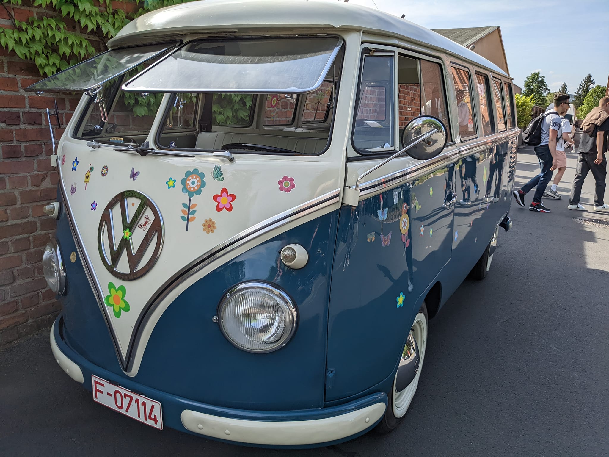 Volkswagen bus with Hawaiian style