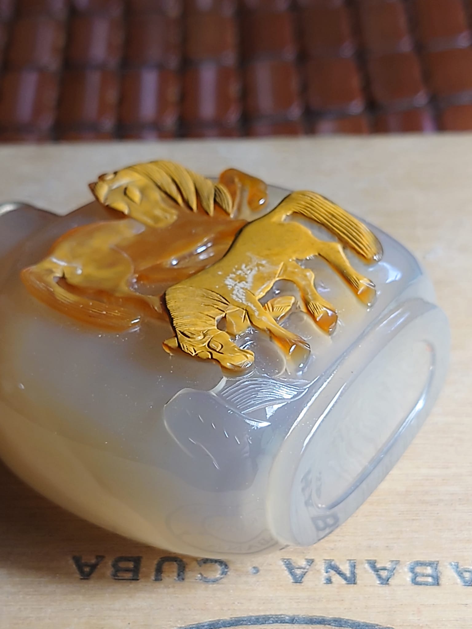 清瑪瑙巧雕雙駿圖鼻煙壺