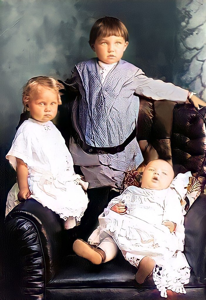 Comparing old family photos from 1913