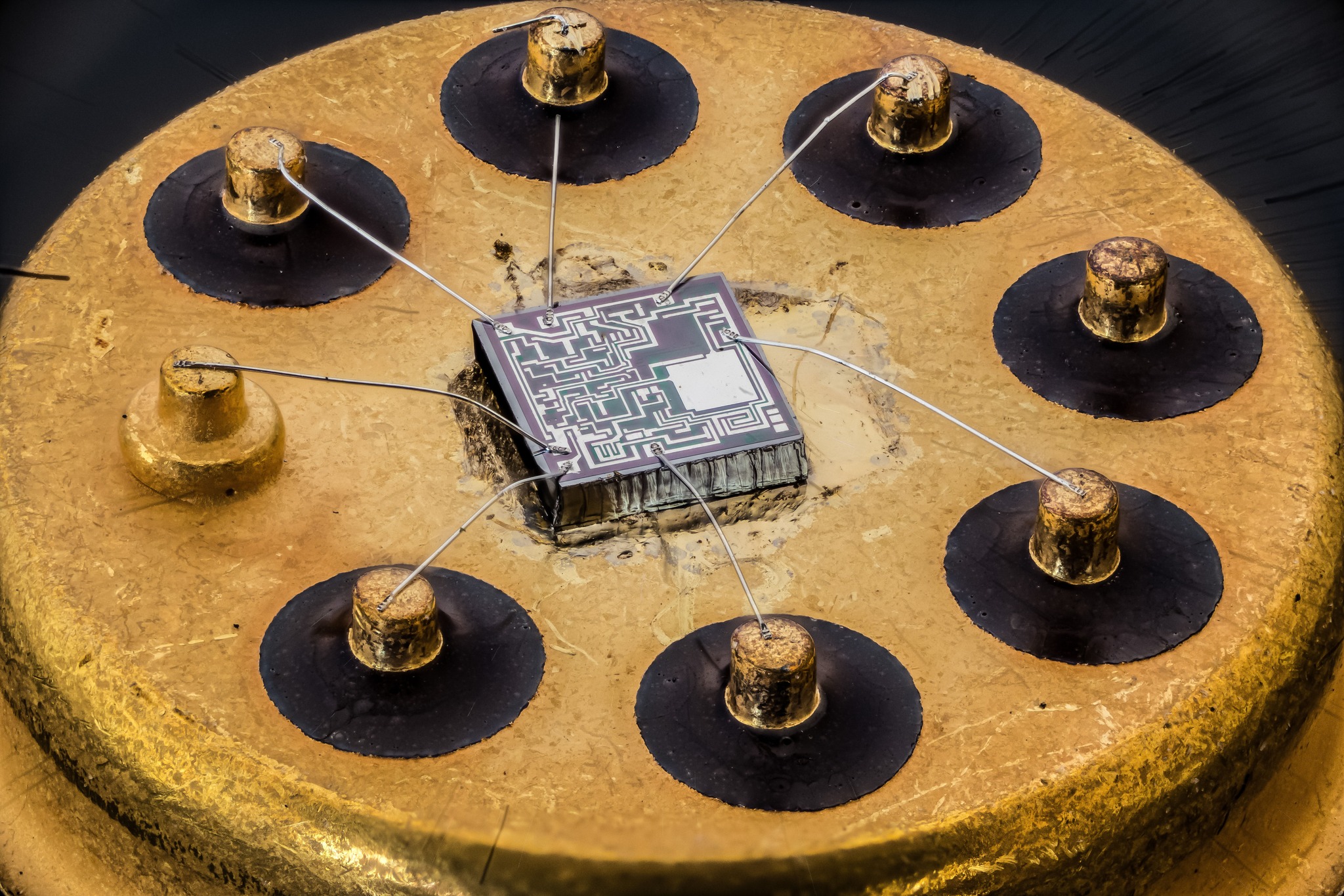 Fairchild *u*A741 opamp from 1969. For best viewing, click on image.