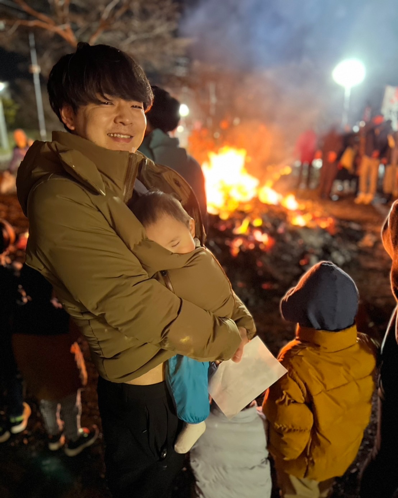Yoshiki - 昨日1/14は、どんと祭！ 巨大な火柱の中に正月飾りを投げ込みまくるという豪快な行事。 みんなその前で手を合わせたり ...