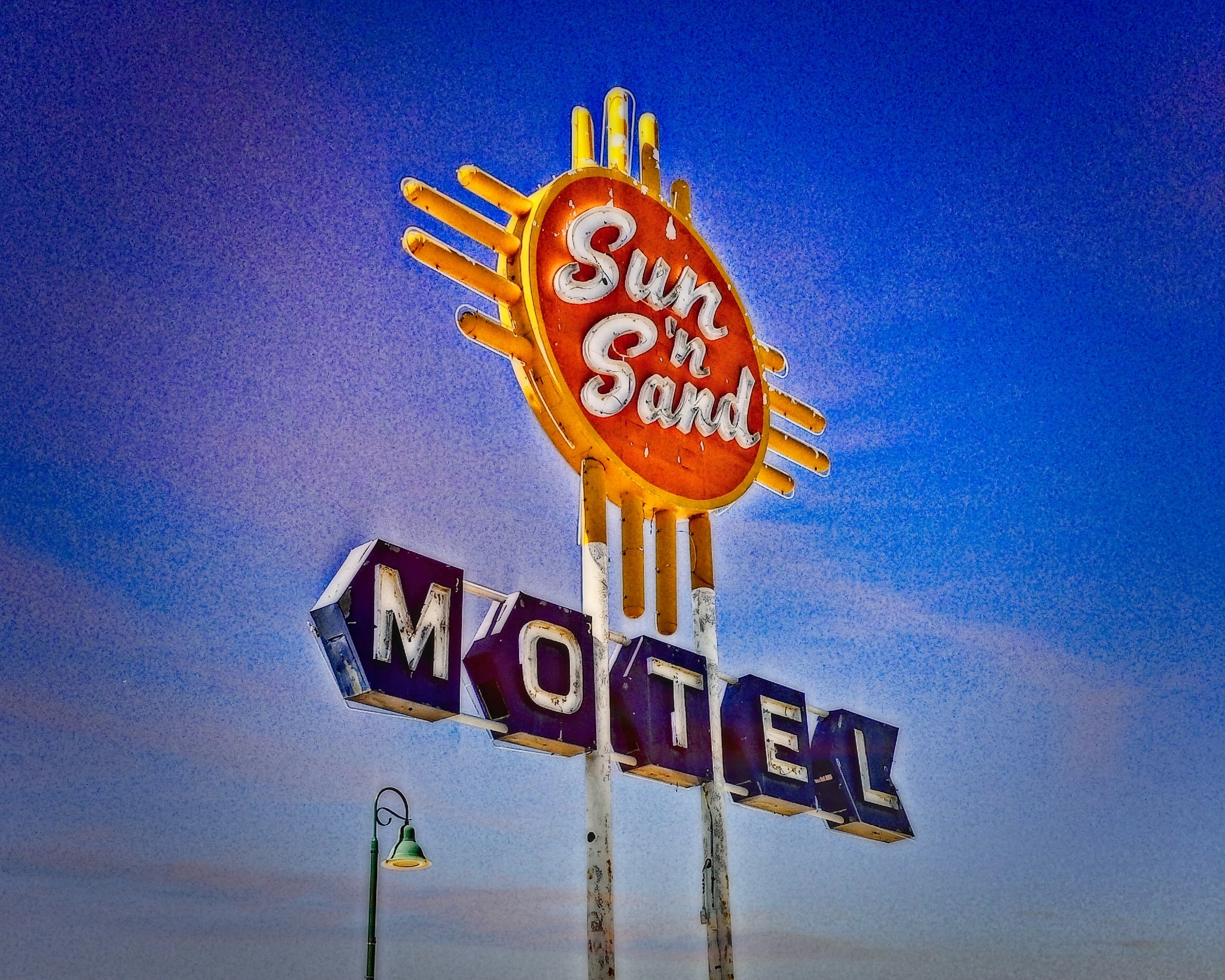 Sun 'n Sand Motel sign falls in Santa Rosa, New Mexico