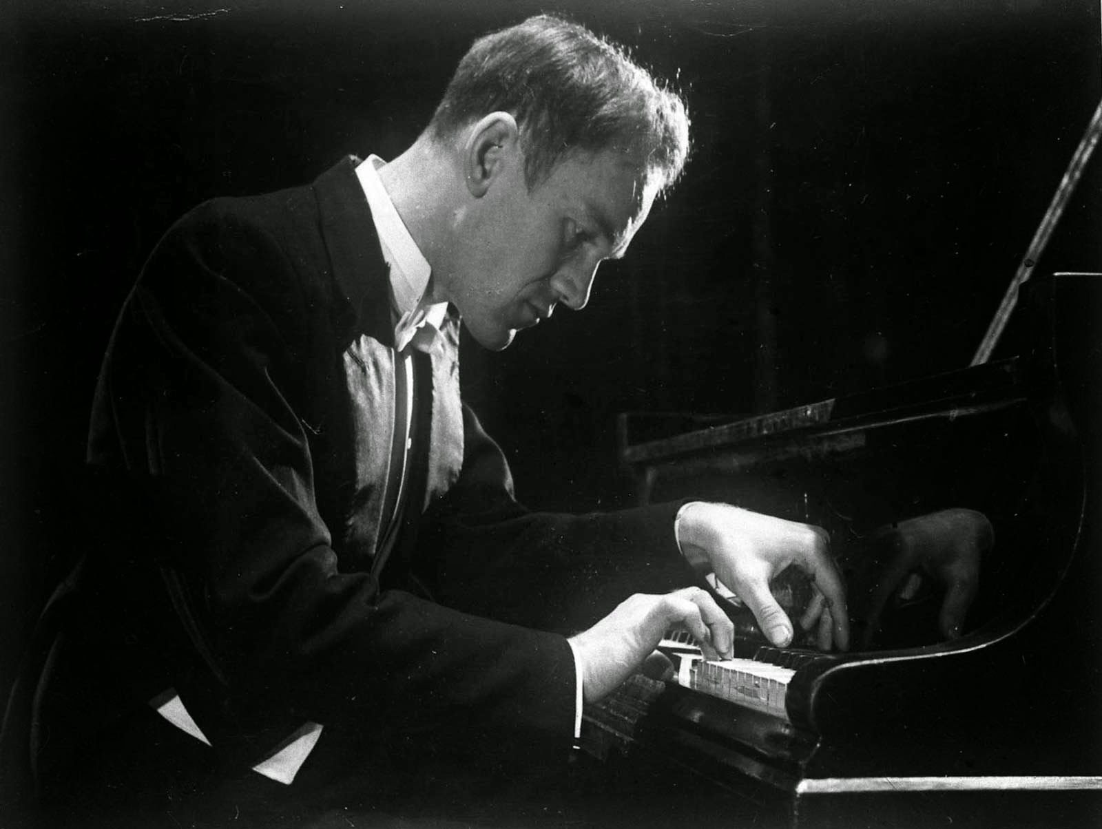 Nikolai Petrov plays : ▻ Prokofiev • Piano Sonata No.7 - video