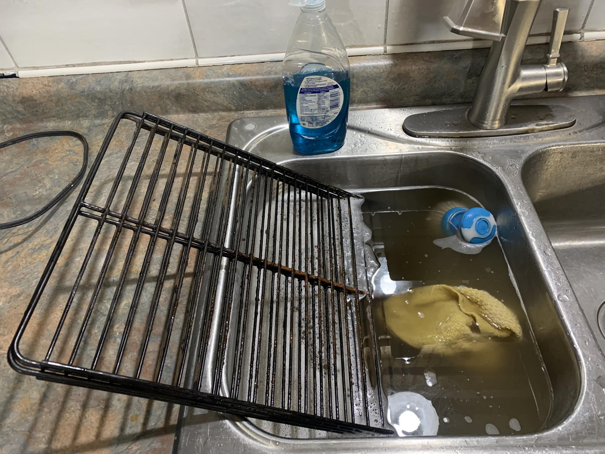 Cleaning grill racks in the bathtub with soap