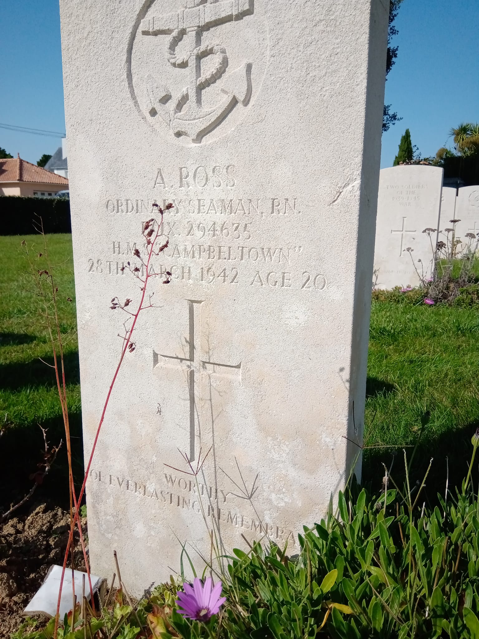 グレートさん Visiting Alex Ross's grave at St Nazaire war cemetery