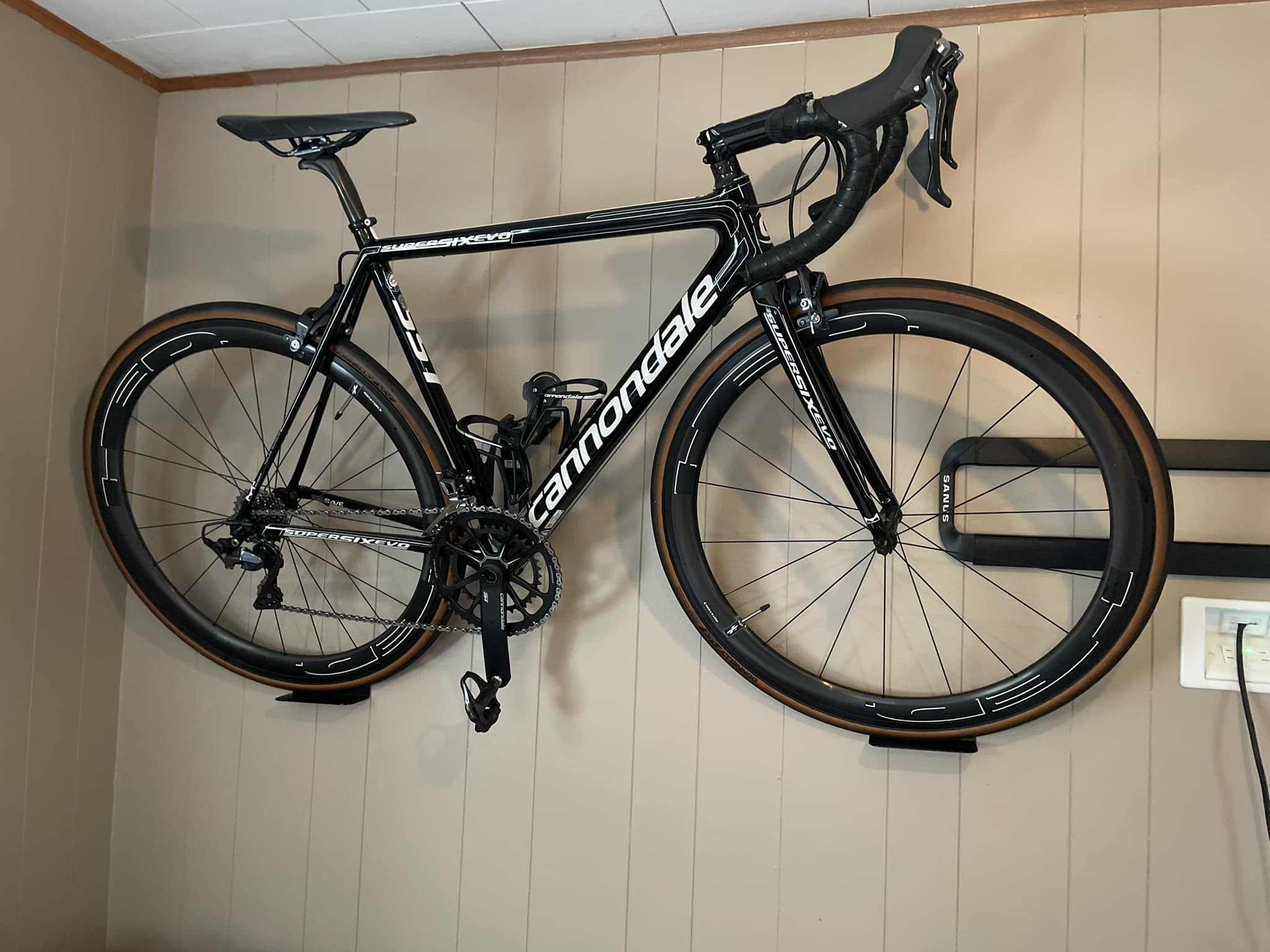 Cannondale Supersix Hi-Mod with Ultegra and Hed carbon wheels