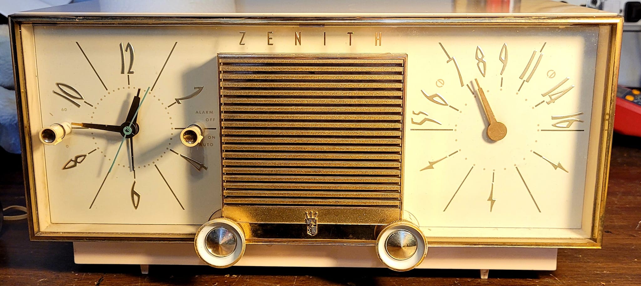 Vintage 1960s General Electric C517 clock radio