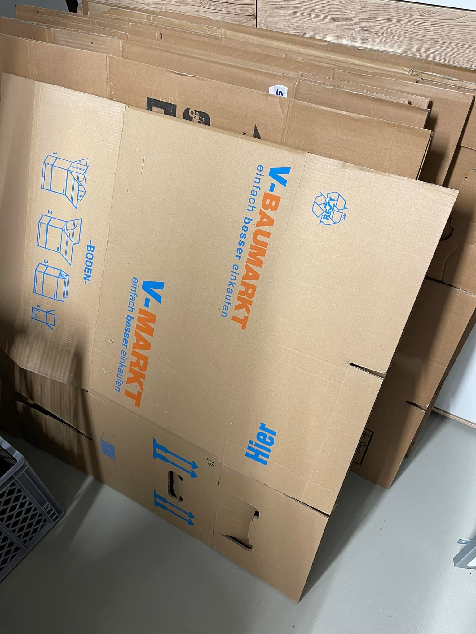 Verschenke 11 neue Umzugskartons (1xbenutzt) stabil Fa. V-Markt und Sailer Baumarkt. Wer als erster kommt ( bitte pn ) bekommt sie