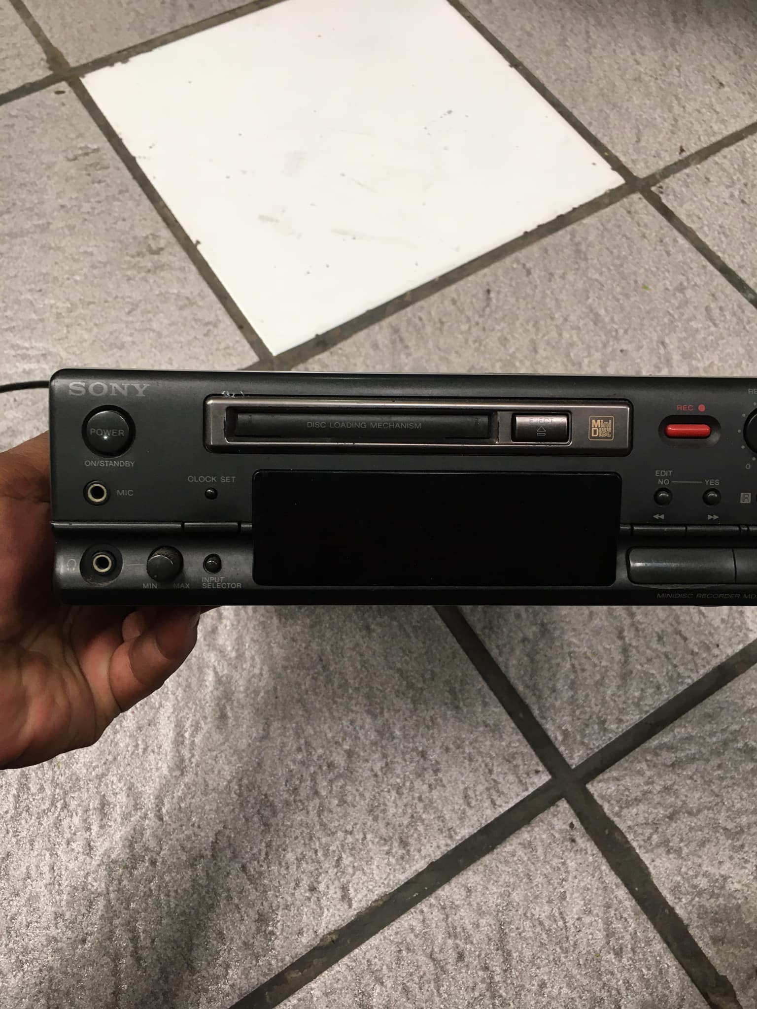 Hi! Bought this icon, Sony MDS-DRE1. -Sides are scratched and jog