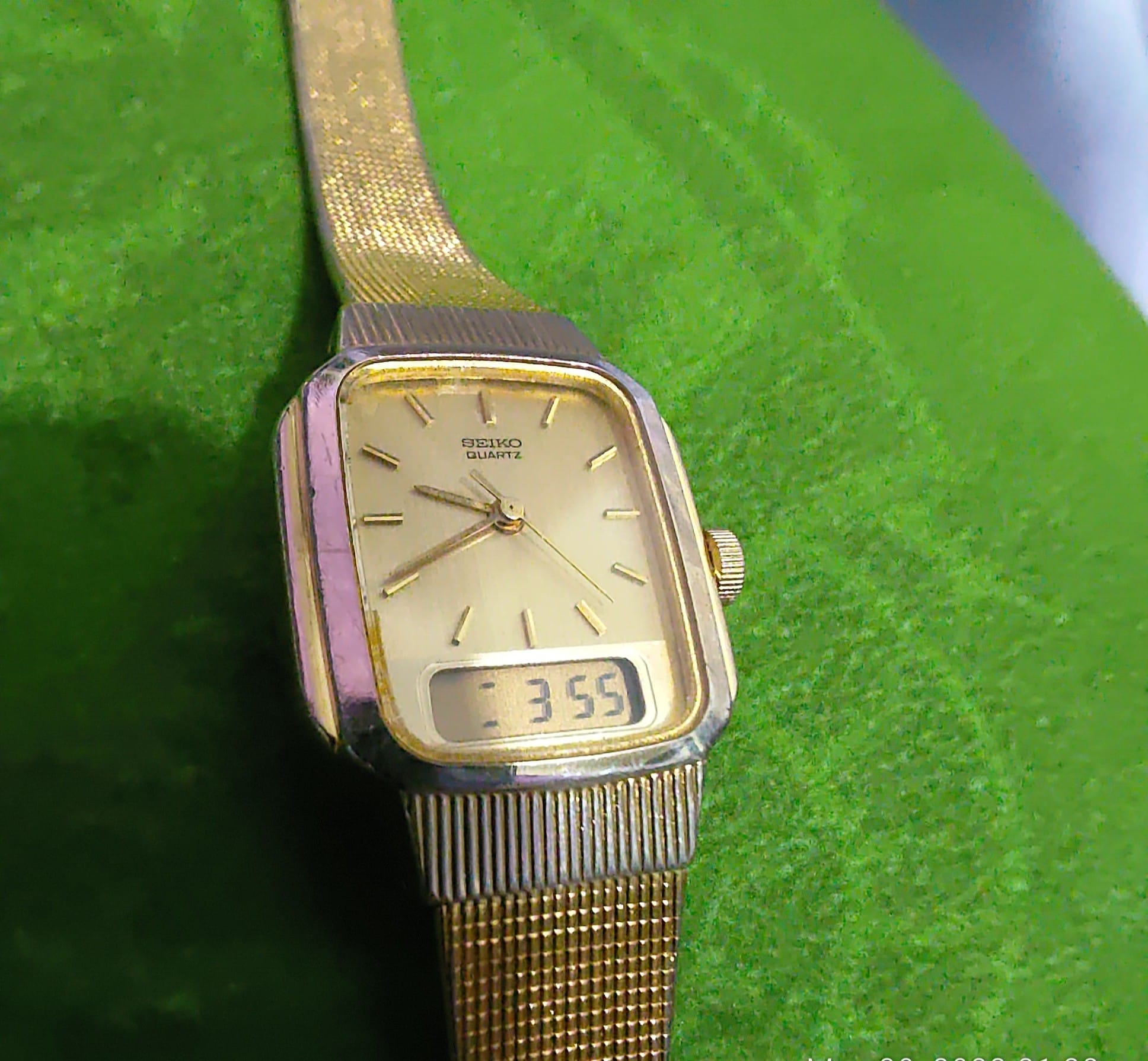 How to adjust Seiko E029 caliber digital time display?