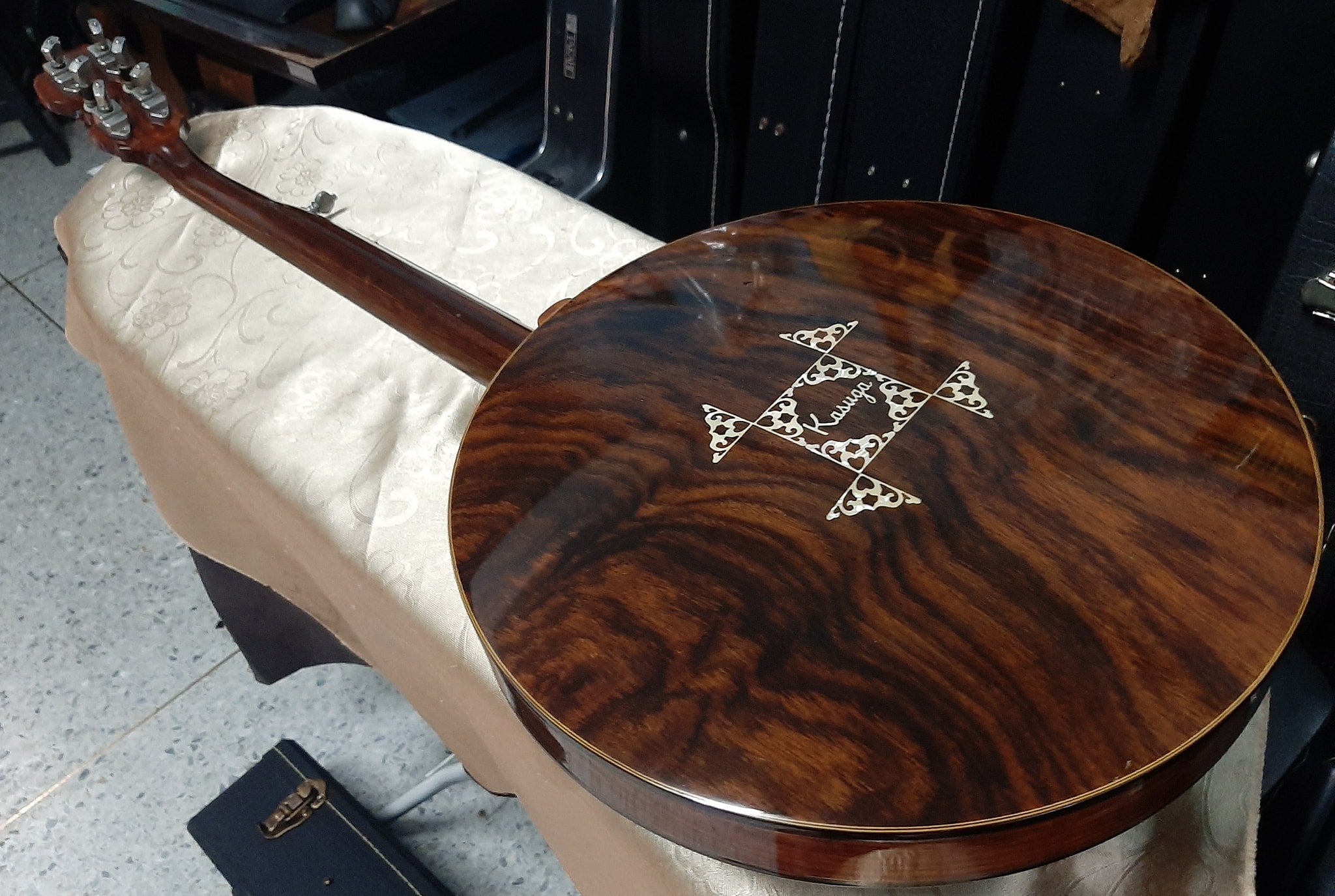 What is the identity of this Kasuga Deluxe Banjo from the 1970s