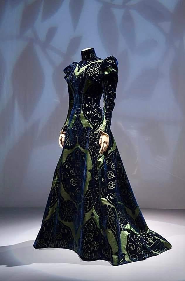 Circa 1910-1913. House of Worth Dress. Private Collection. Tap on