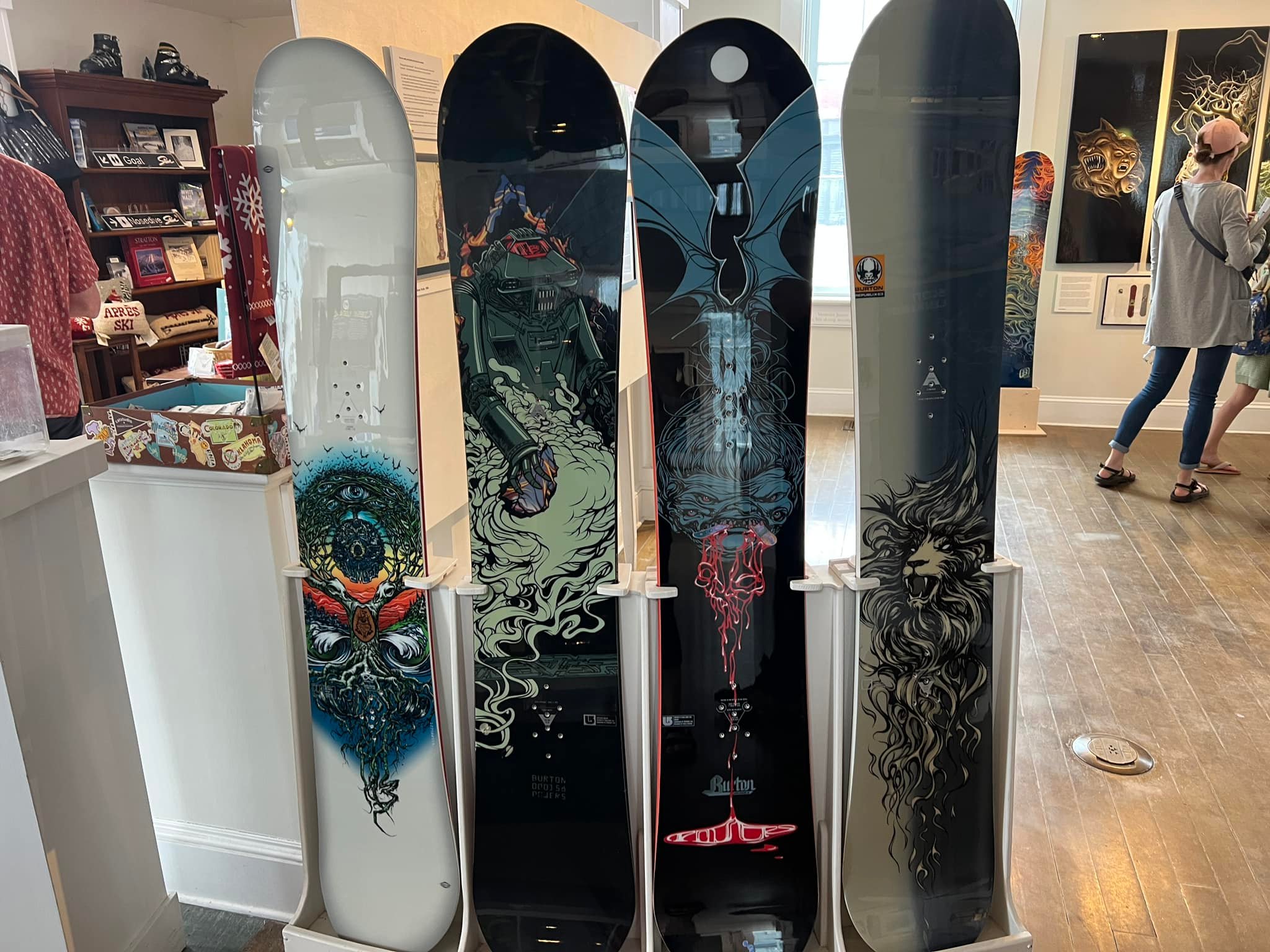 apres in may event for burton snowboards 2018 Jones Women's Howler Demo Snowboard Package  Sports Basement friendly bindings and a saucer Burton Snowboards tribute display in