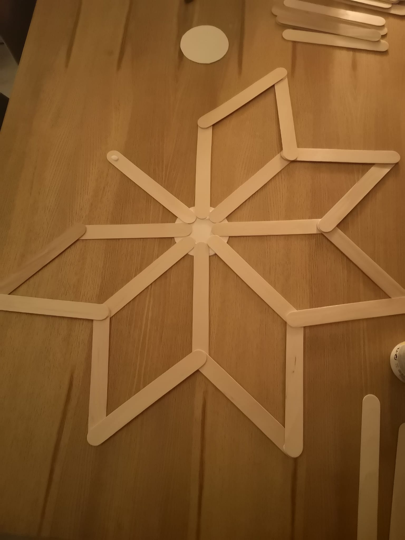 DIY Montag bei den Schneider's 🙈. Holzstäbchen sind vom Tedi, habe dann noch 2 Kreise aus Pappe geschnitten und alles mit Holzleim verklebt. Anschließend noch Gold angesprüht