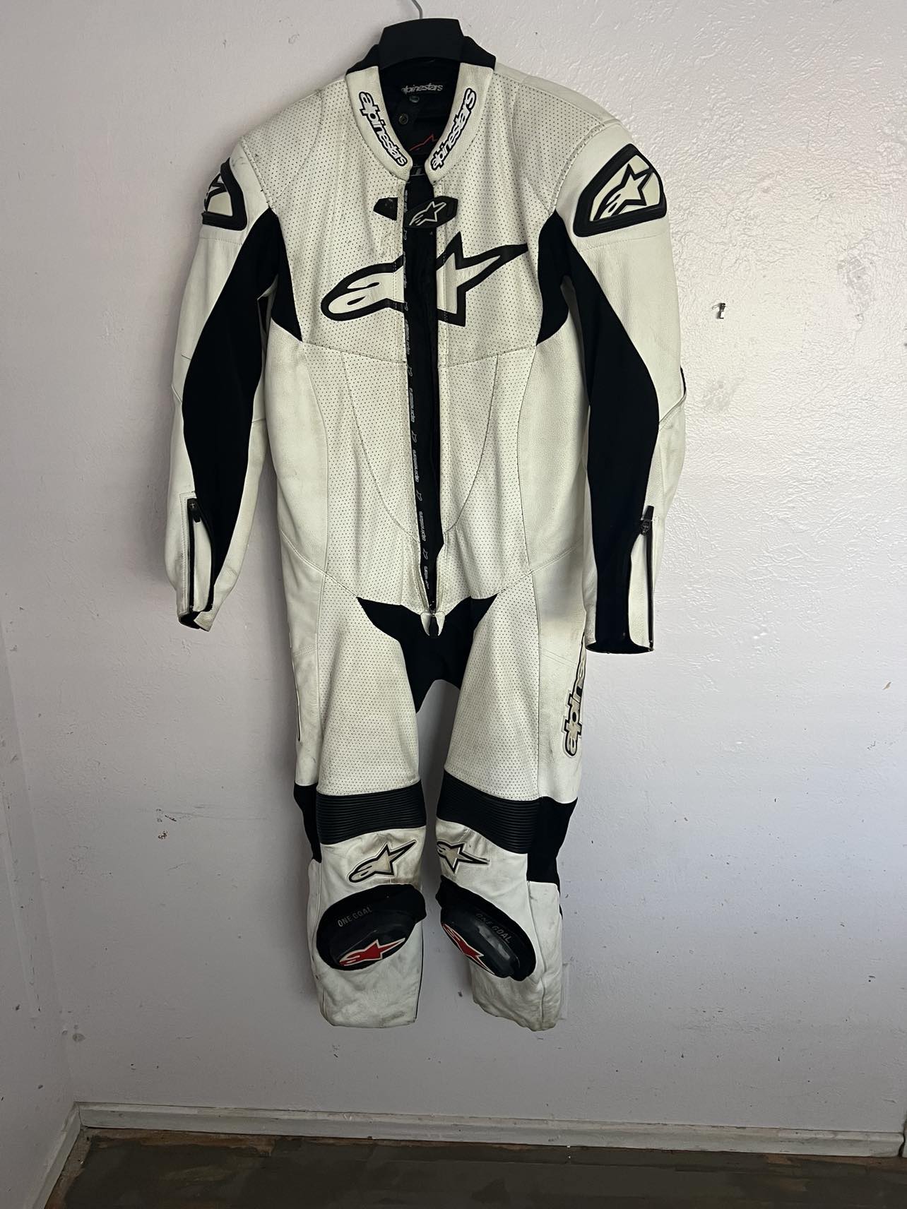 Alpinestars motegi v3 2 piece suit, used 3 times. I bought it few 