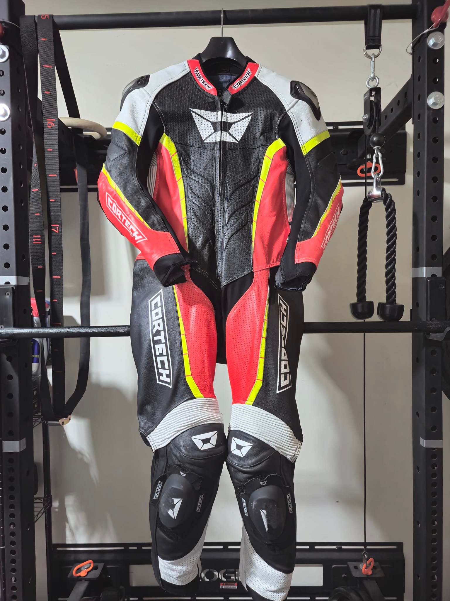 Alpinestars motegi v3 2 piece suit, used 3 times. I bought it few 