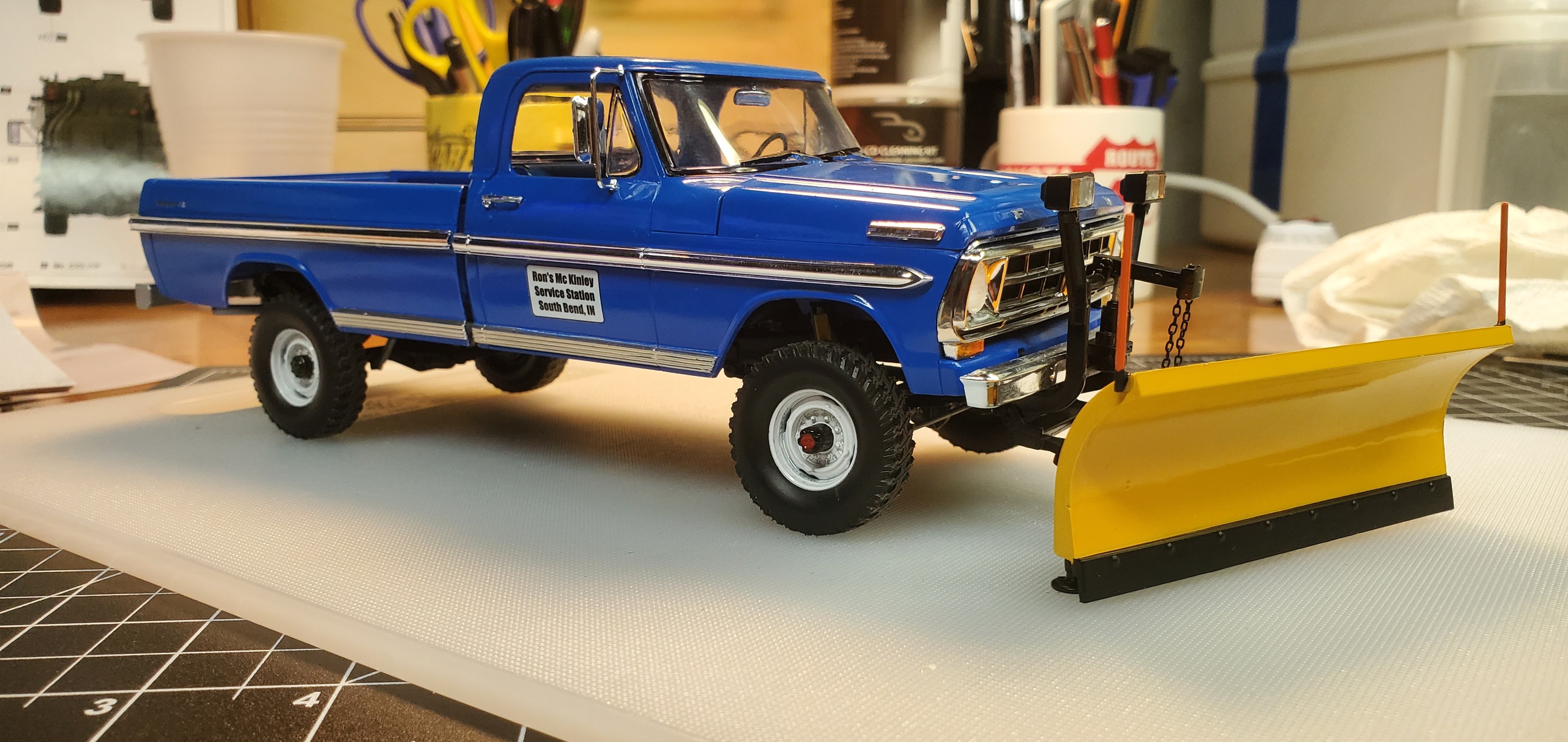 Moebius 1972 F-250 Ford Snow Plow model kit building and details