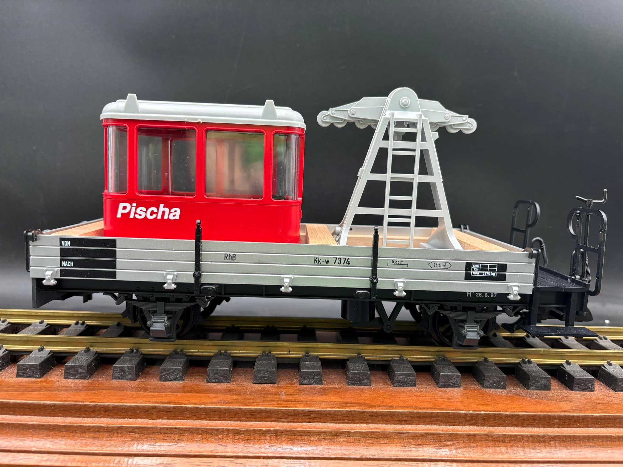 The LGB Lehmann Rigi Duo is a timeless model cable car, featuring