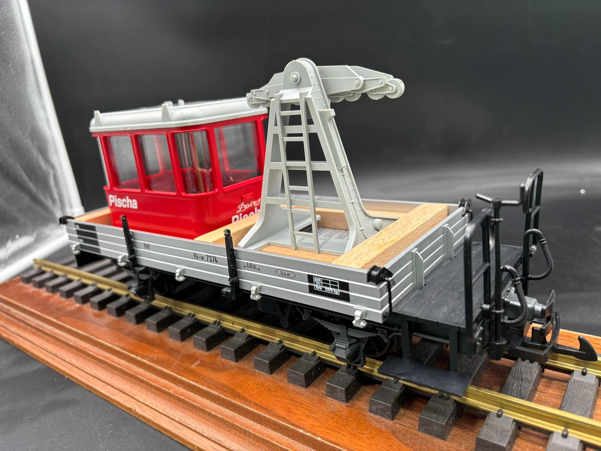 The LGB Lehmann Rigi Duo is a timeless model cable car, featuring