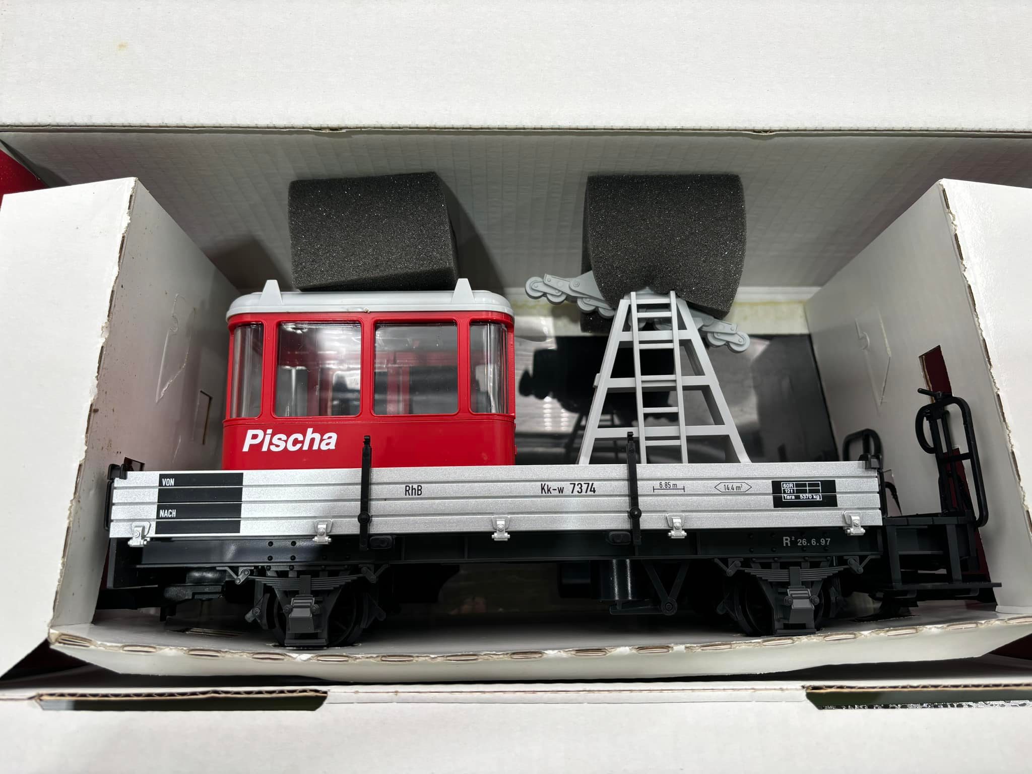 The LGB Lehmann Rigi Duo is a timeless model cable car, featuring