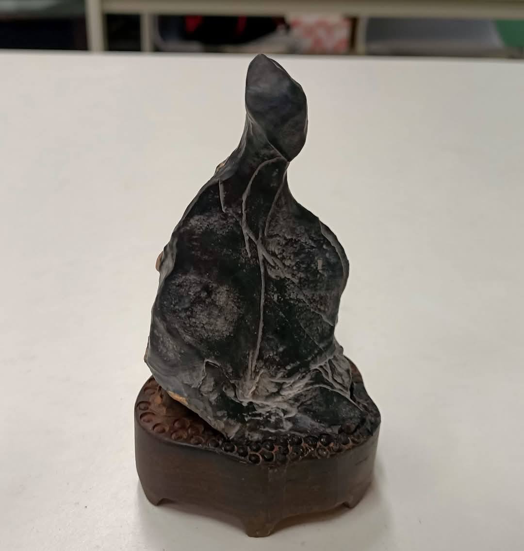 靈璧磬石禪NT:1500 尺寸：7x8x13高cm 靈璧石，是一種產於中國安徽省